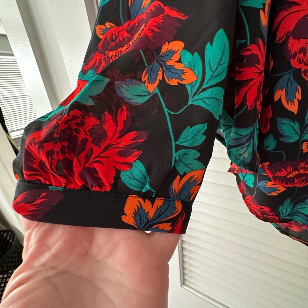 Beautiful, Bold work blouse - Picture 4 of 4